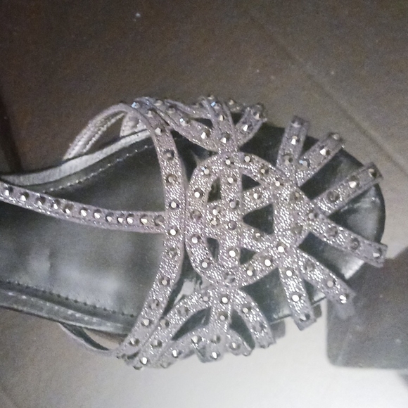 Report sz 7 sandals. - Picture 3 of 5